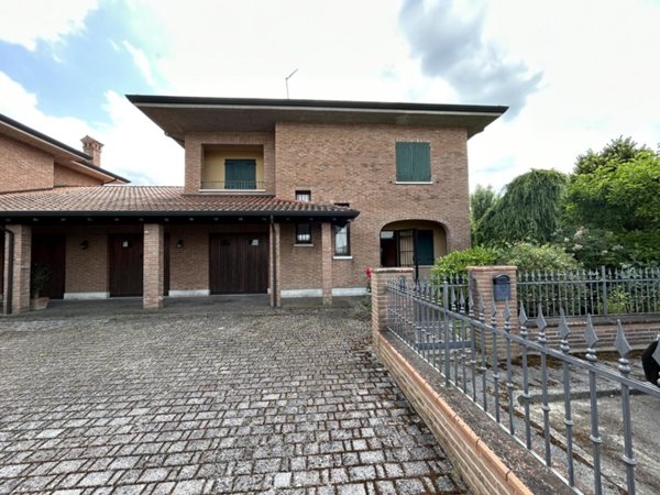 casa indipendente in vendita a Cento in zona Renazzo