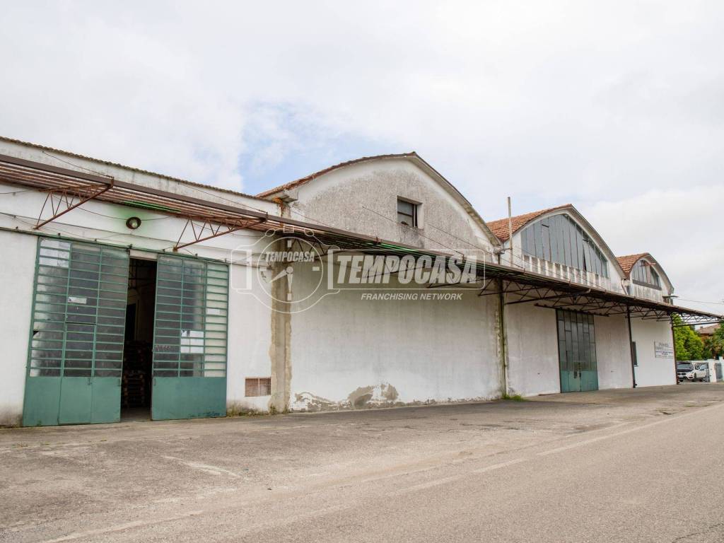 locale commerciale in vendita a Cento in zona Renazzo