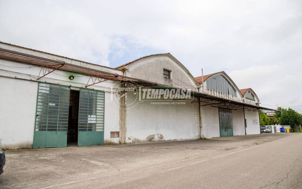 locale commerciale in vendita a Cento in zona Renazzo