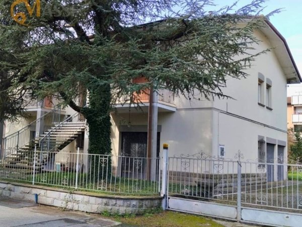 casa indipendente in vendita a Cento