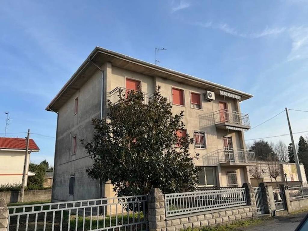 casa indipendente in vendita a Cento in zona Corporeno