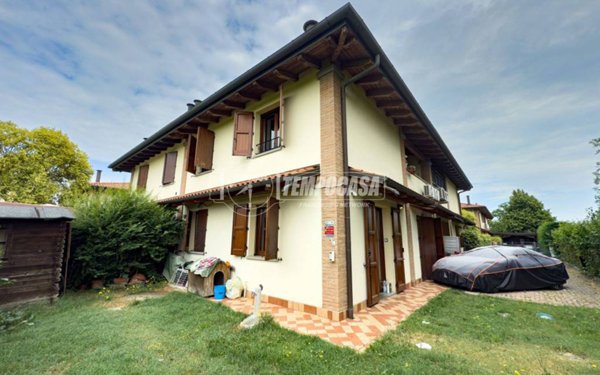 casa indipendente in vendita a Cento in zona Renazzo