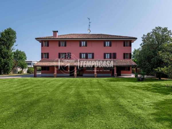 casa indipendente in vendita a Cento