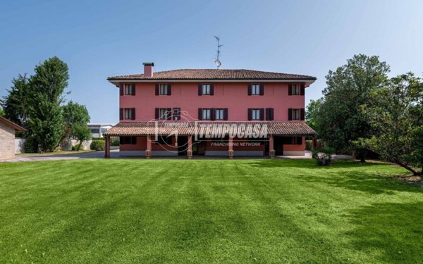casa indipendente in vendita a Cento