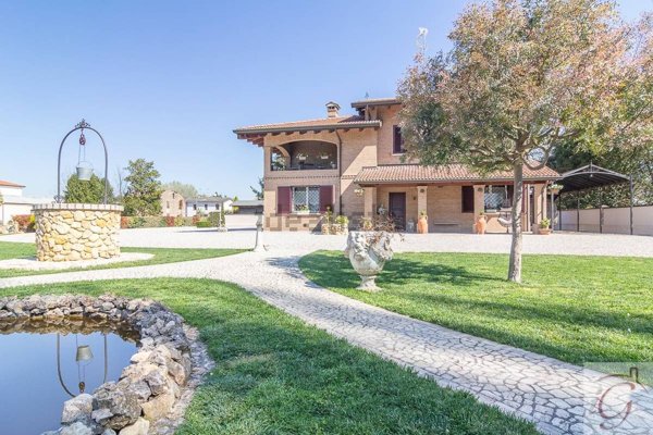 casa indipendente in vendita a Cento in zona Reno Centese