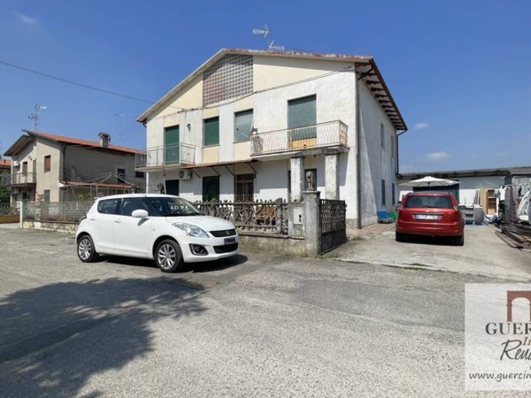 casa indipendente in vendita a Cento in zona Molino Albergati