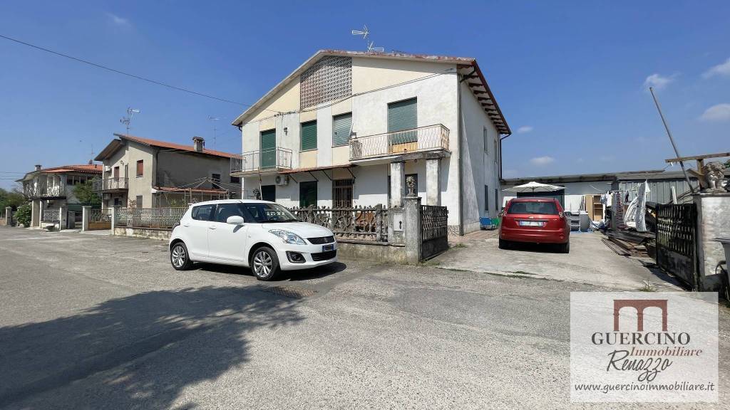 casa indipendente in vendita a Cento in zona Molino Albergati
