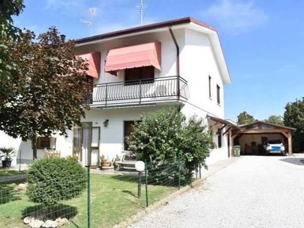 casa indipendente in vendita a Cento