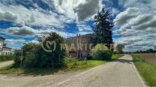 locale di sgombero in vendita a Cento in zona Alberone