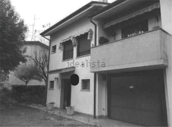 casa indipendente in vendita a Cento