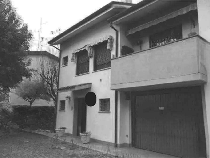 casa indipendente in vendita a Cento