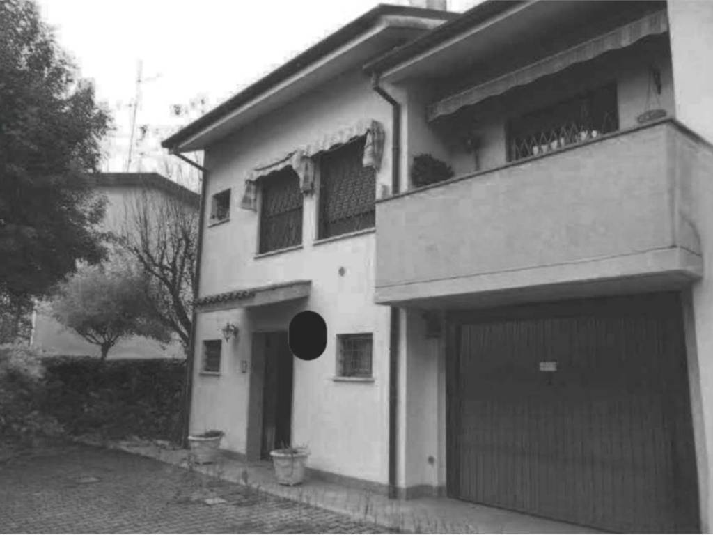 casa indipendente in vendita a Cento