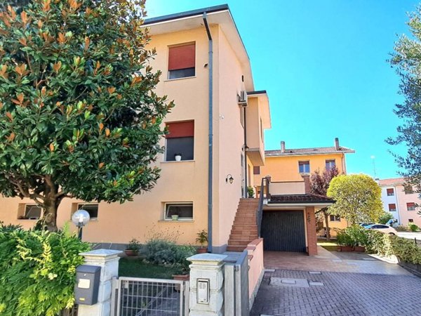 casa indipendente in vendita a Cento in zona Corporeno