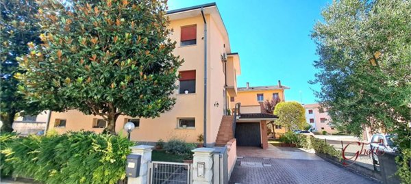 casa indipendente in vendita a Cento