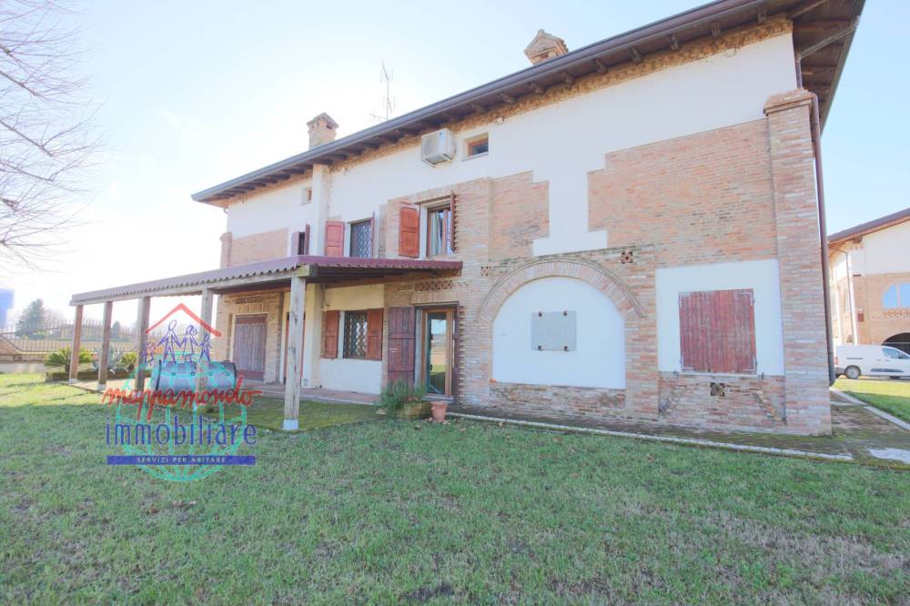 casa indipendente in vendita a Cento