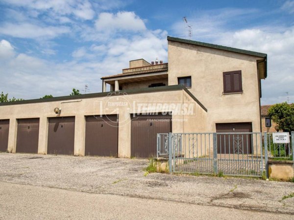 appartamento in vendita a Cento in zona Casumaro