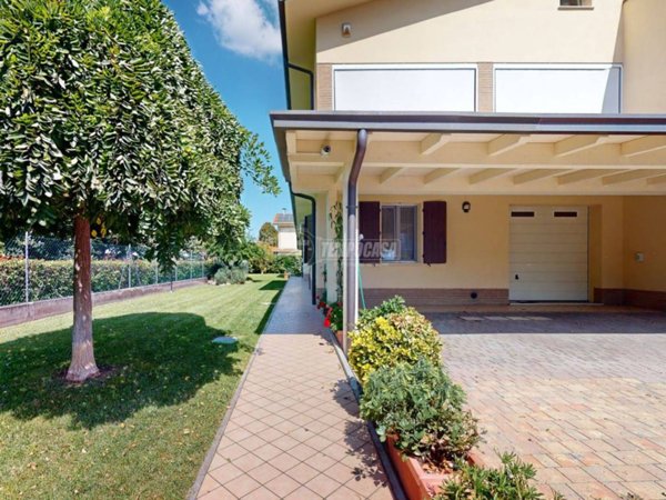 casa indipendente in vendita a Cento in zona Renazzo