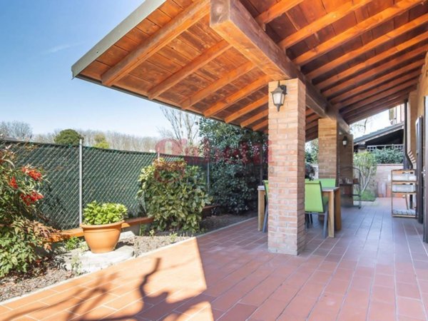 casa indipendente in vendita a Cento