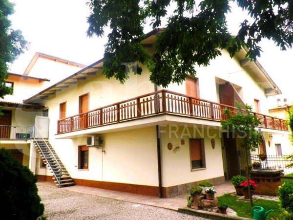 casa indipendente in vendita a Cento in zona XII Morelli