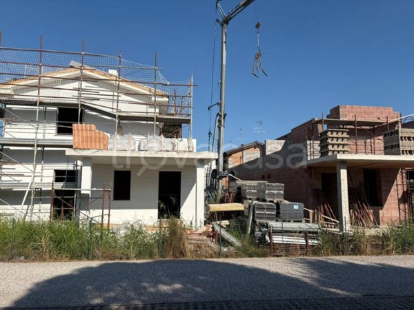 casa indipendente in vendita a Cento in zona Casumaro