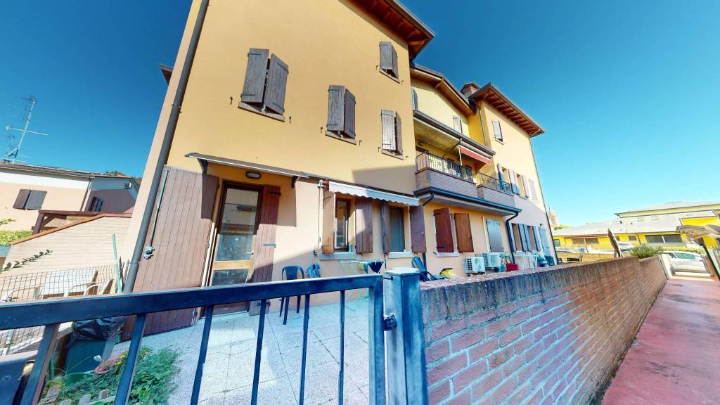 appartamento in vendita a Cento in zona Corporeno