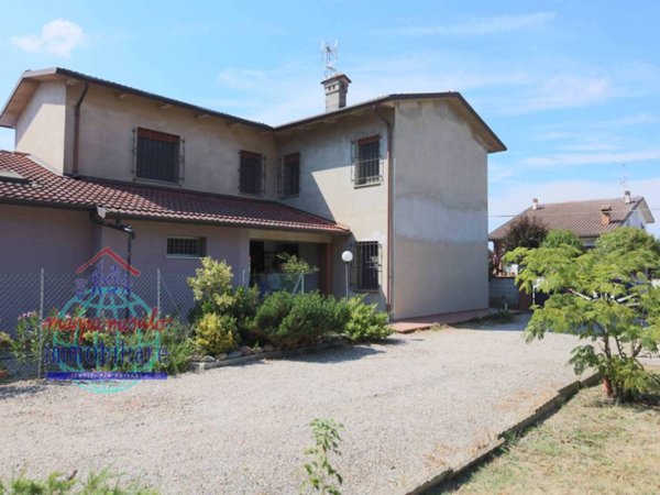 casa indipendente in vendita a Cento in zona Casumaro