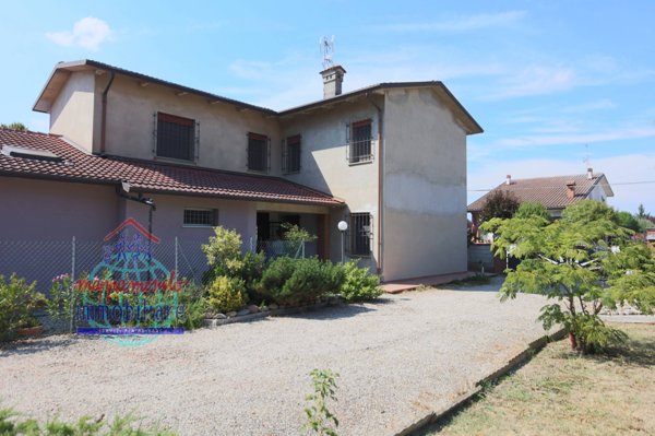casa indipendente in vendita a Cento in zona Casumaro
