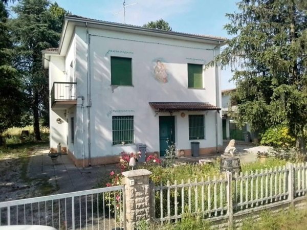 casa indipendente in vendita a Cento in zona Pilastrello