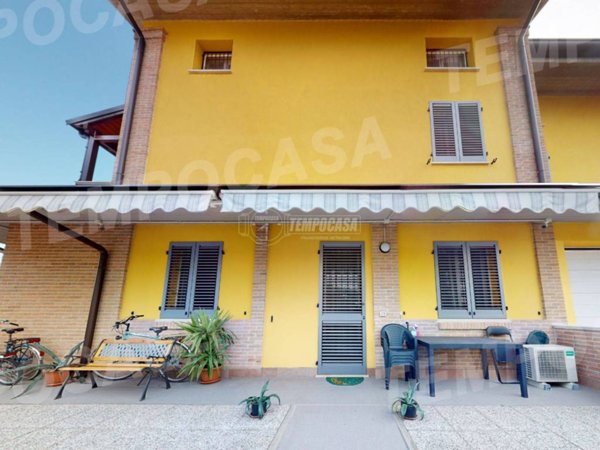 casa indipendente in vendita a Cento