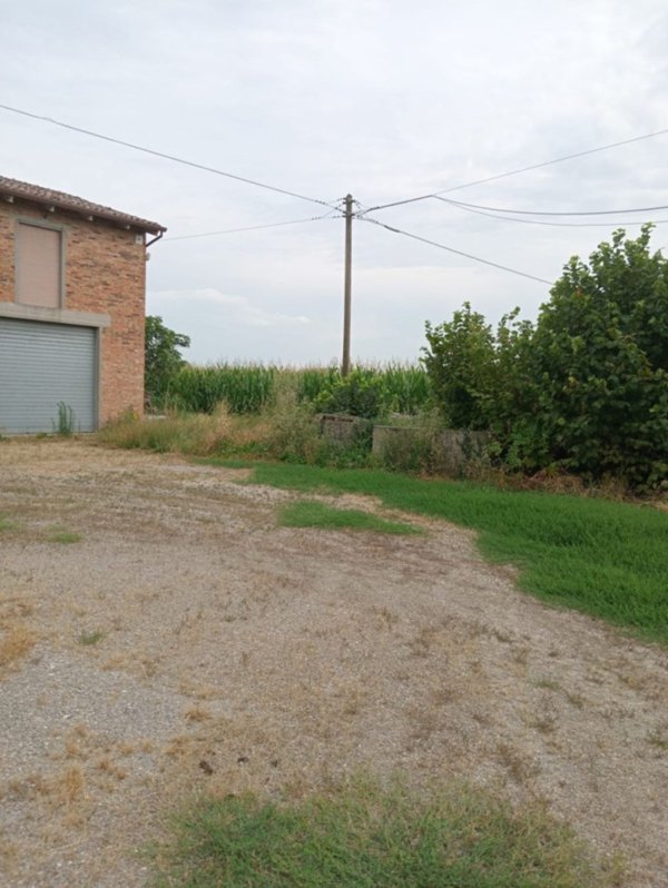 casa indipendente in vendita a Cento in zona Casumaro