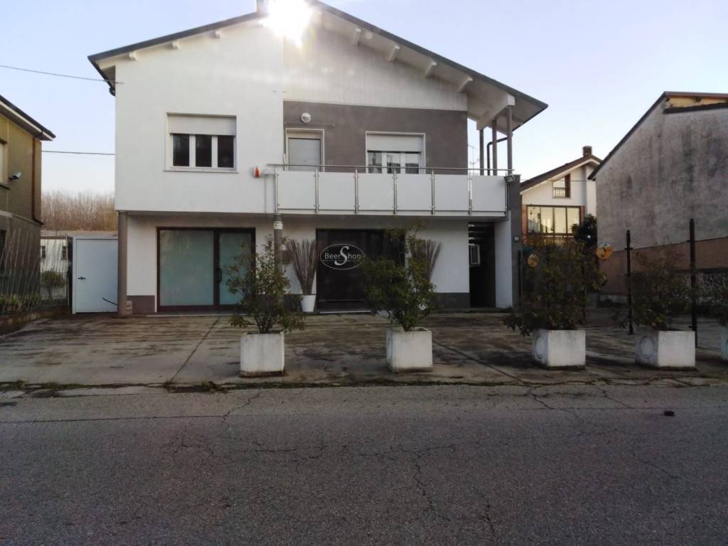 casa indipendente in vendita a Cento