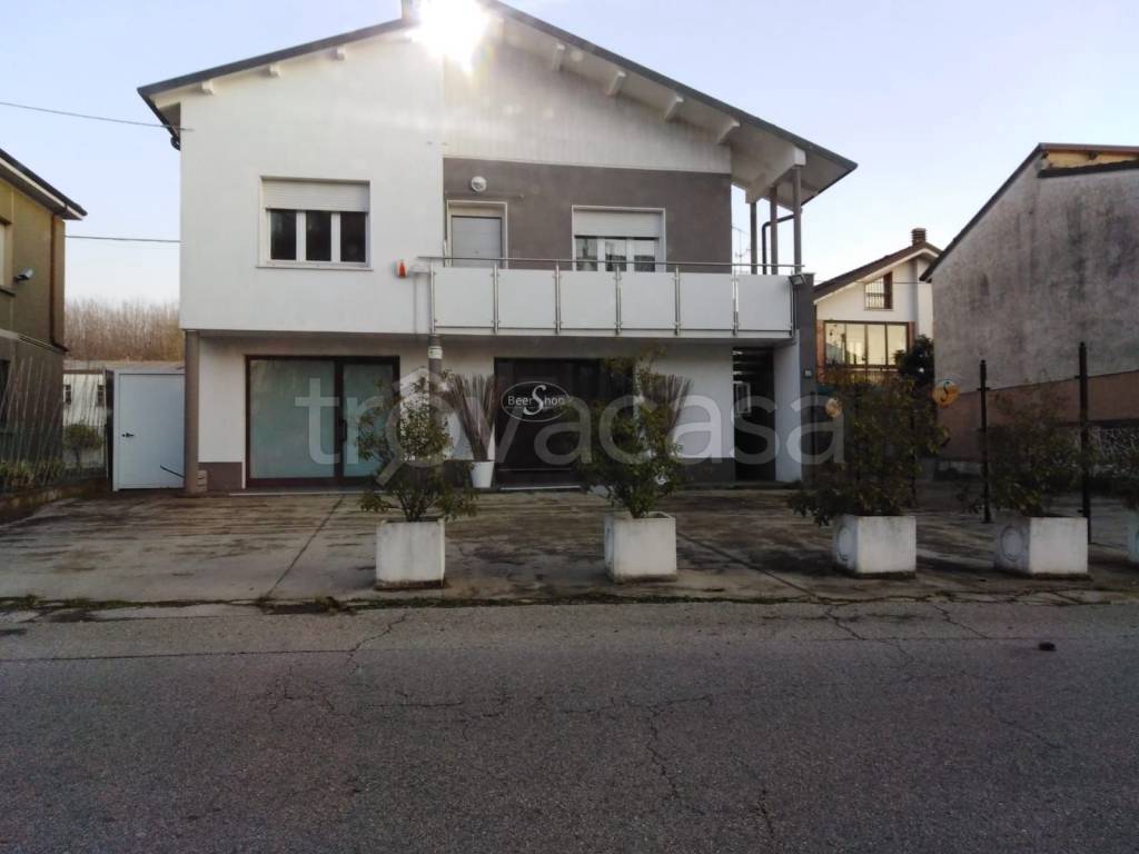 casa indipendente in vendita a Cento
