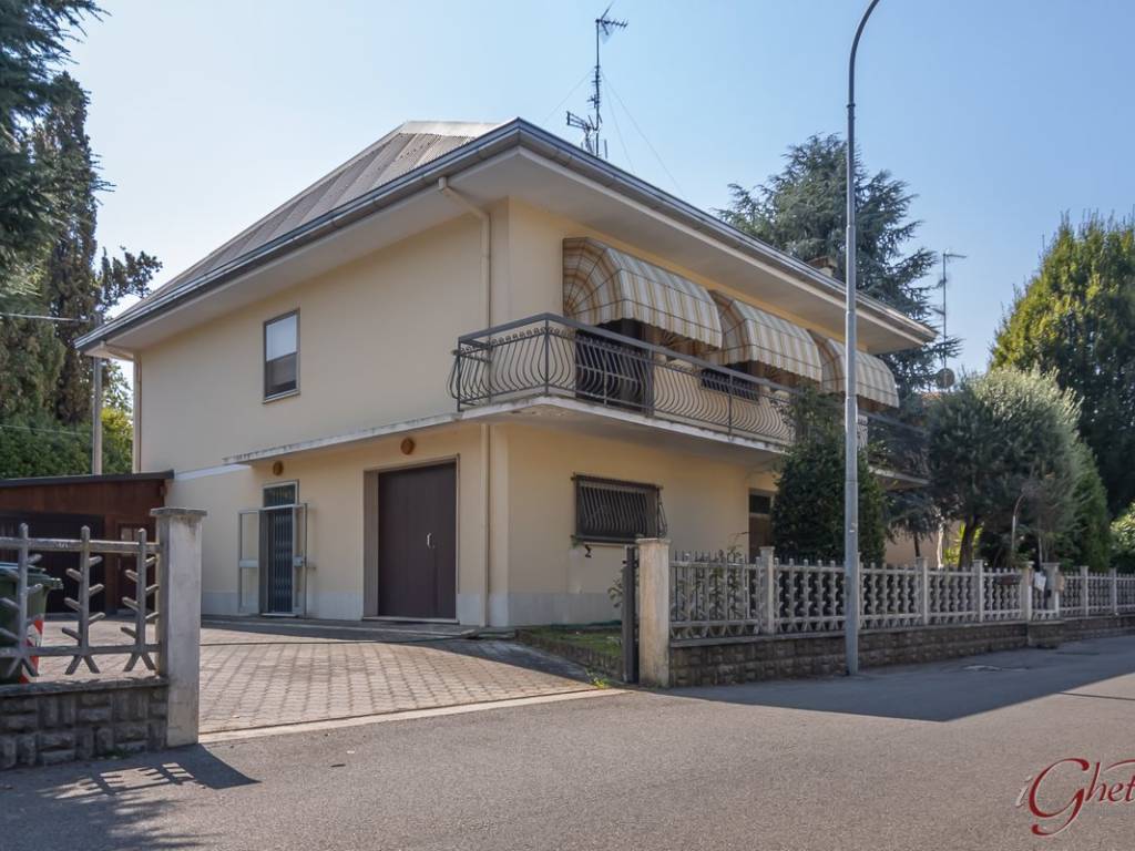 casa indipendente in vendita a Cento