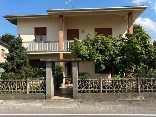 casa indipendente in vendita a Cento in zona Casumaro