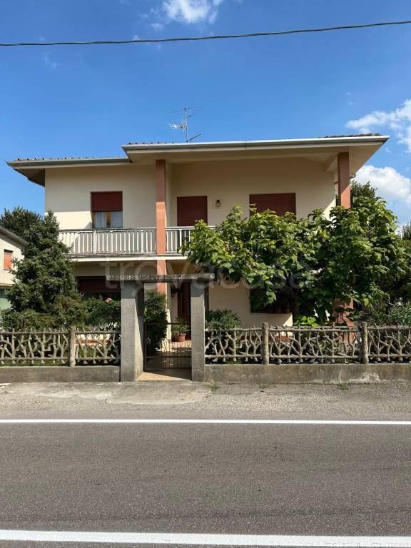 casa indipendente in vendita a Cento in zona Casumaro