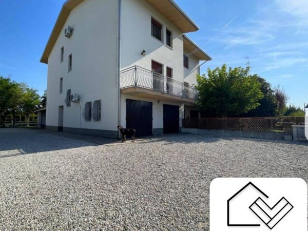 intera palazzina in vendita a Cento in zona Renazzo