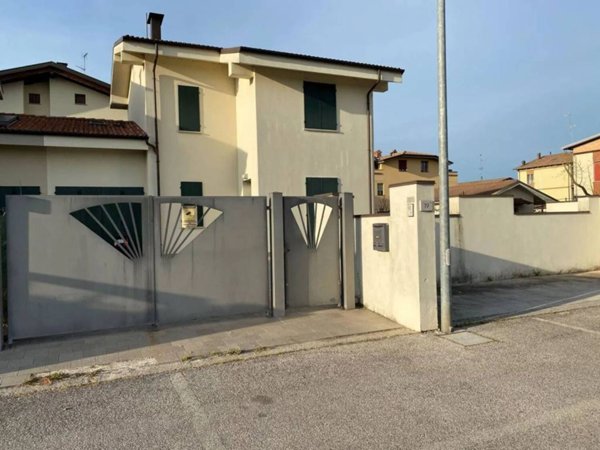 casa indipendente in vendita a Cento
