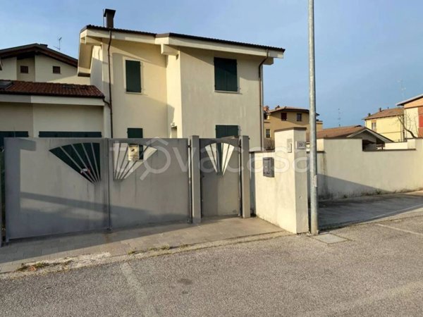 casa indipendente in vendita a Cento