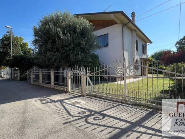 casa indipendente in vendita a Cento
