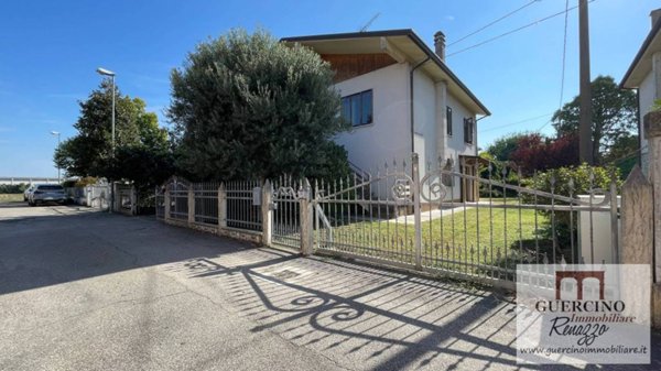 casa indipendente in vendita a Cento in zona Casumaro