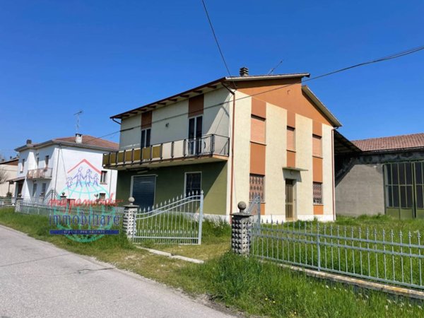casa indipendente in vendita a Cento in zona XII Morelli
