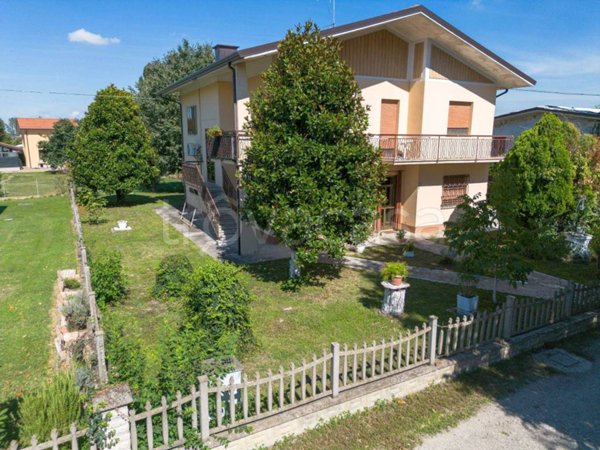 casa indipendente in vendita a Cento in zona Alberone