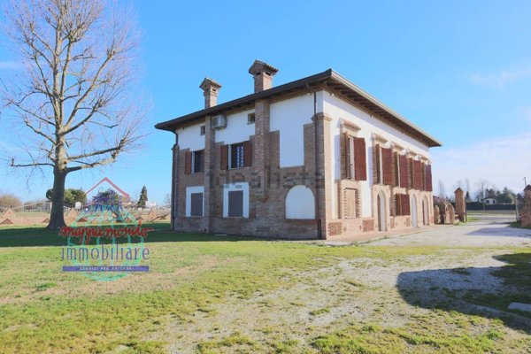 casa indipendente in vendita a Cento