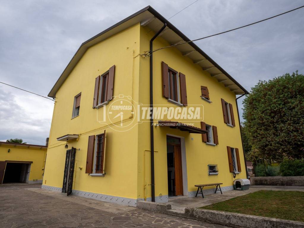 casa indipendente in vendita a Cento