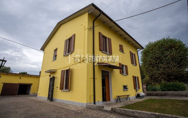 casa indipendente in vendita a Cento