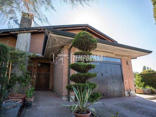 casa indipendente in vendita a Cento in zona XII Morelli