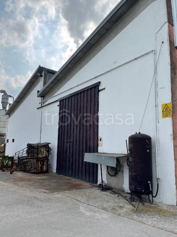 locale commerciale in vendita a Cento in zona Renazzo
