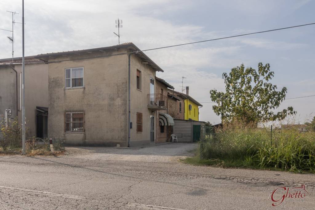 casa indipendente in vendita a Cento in zona Casumaro