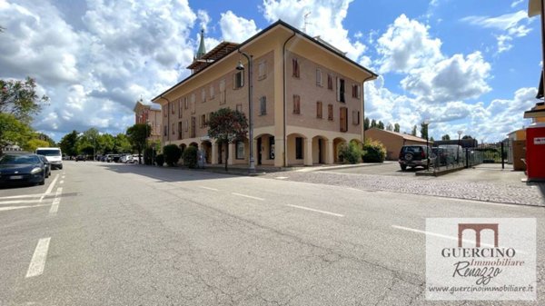 negozio in vendita a Cento in zona Renazzo