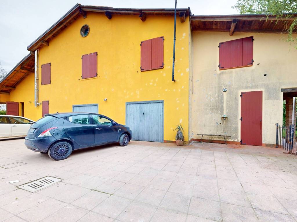 casa indipendente in vendita a Cento in zona Corporeno
